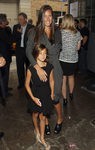 Gabby Karan , hija de la diseñadora, antes del desfile en la Semana de la Moda de Nueva York