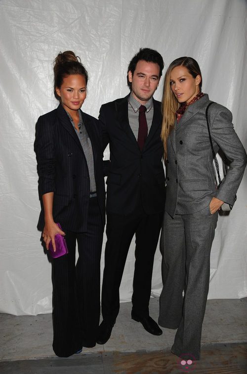 Christine Teigen, Jamie Belman y Petra Nemcova en el backstage de Tommy Hilfiger