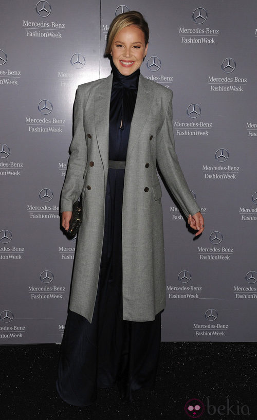 Abbie Cornish en el backstage de Tommy Hilfiger, colección para primavera de 2012