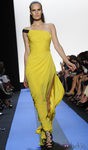 Vestido de escote asimétrico de Monique Lhuillier, colección primavera de 2012