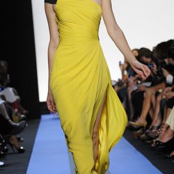 Vestido de escote asimétrico de Monique Lhuillier, colección primavera de 2012