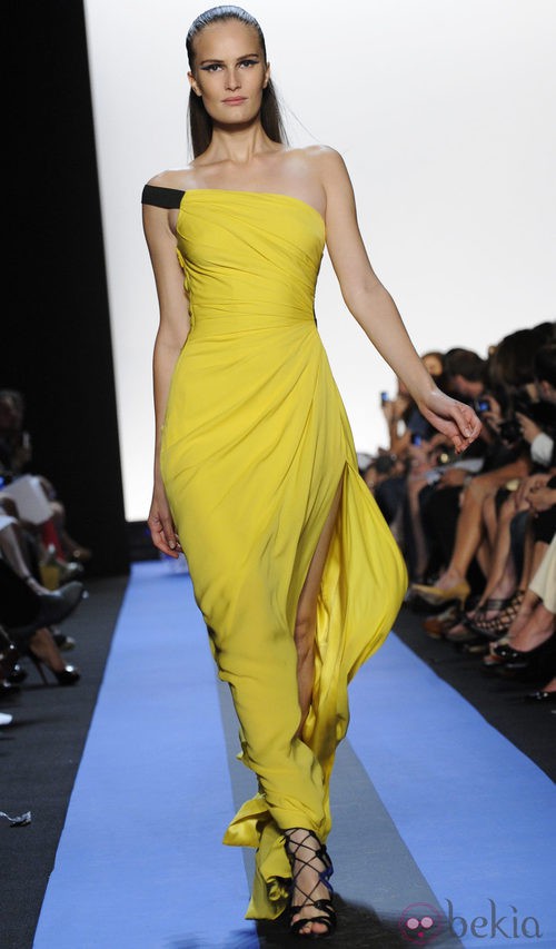 Vestido de escote asimétrico de Monique Lhuillier, colección primavera de 2012