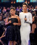 Longoria, con un vestido de lentejuelas blanco en los premios ALMA