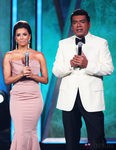 Eva Longoria con un vestido color maquillaje en los premios ALMA