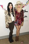 Lisa y Jessica Origliasso, The Veronicas, en desfile de Alice + Olivia por Stacey Bendet 