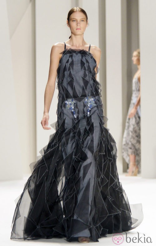 Vestido con cola de Carolina Herrera, colección primavera 2012