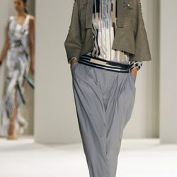Chaqueta con pedrería en los hombros de Carolina Herrera, colección primavera 2012