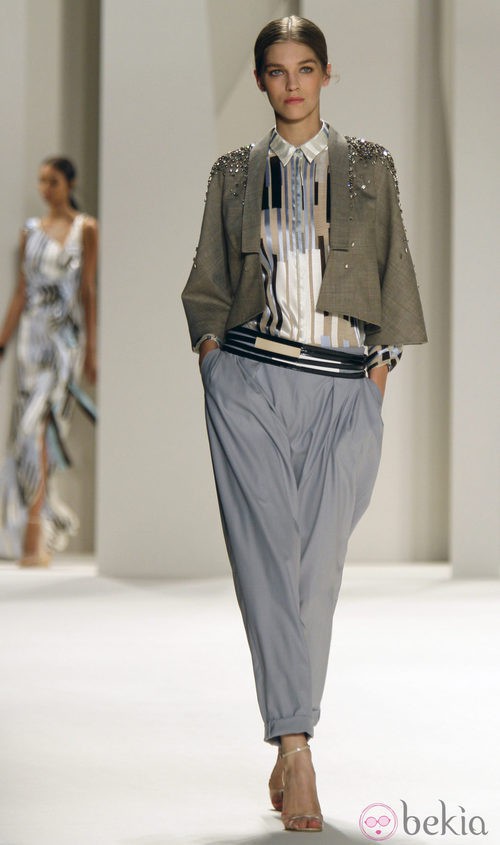 Chaqueta con pedrería en los hombros de Carolina Herrera, colección primavera 2012