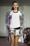 Abrigo con plumas de Prabal Gurung, colección primavera 2012