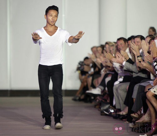 El diseñador Prabal Gurung saluda tras presentar la colección para primavera de 2012