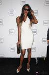 Jessica White en el backstage de Hervé Léger, colección primavera de 2012