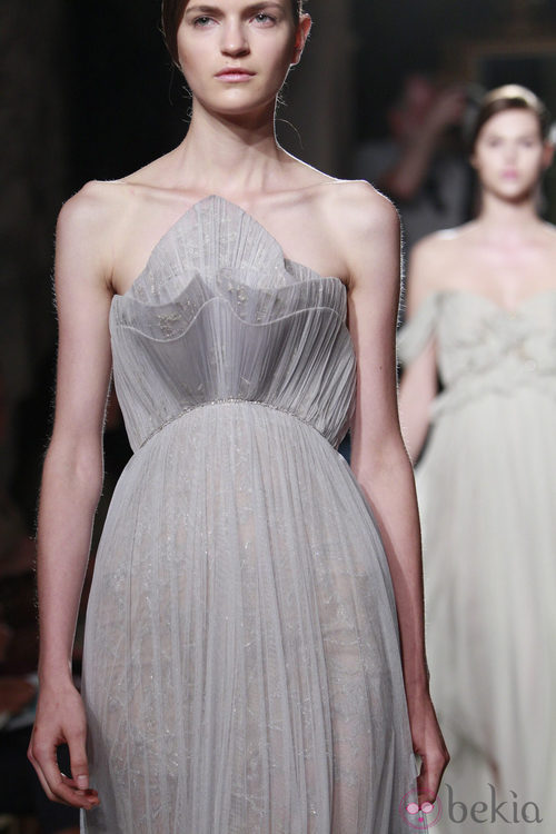 Escote palabra de honor de Marchesa, colección primavera de 2012