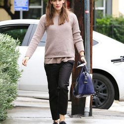 Jennifer Garner luciendo un total look masculino