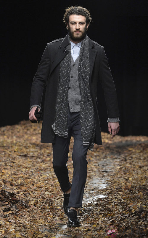 Abrigo negro de la colección otoño/invierno 2013/2014 de Benetton