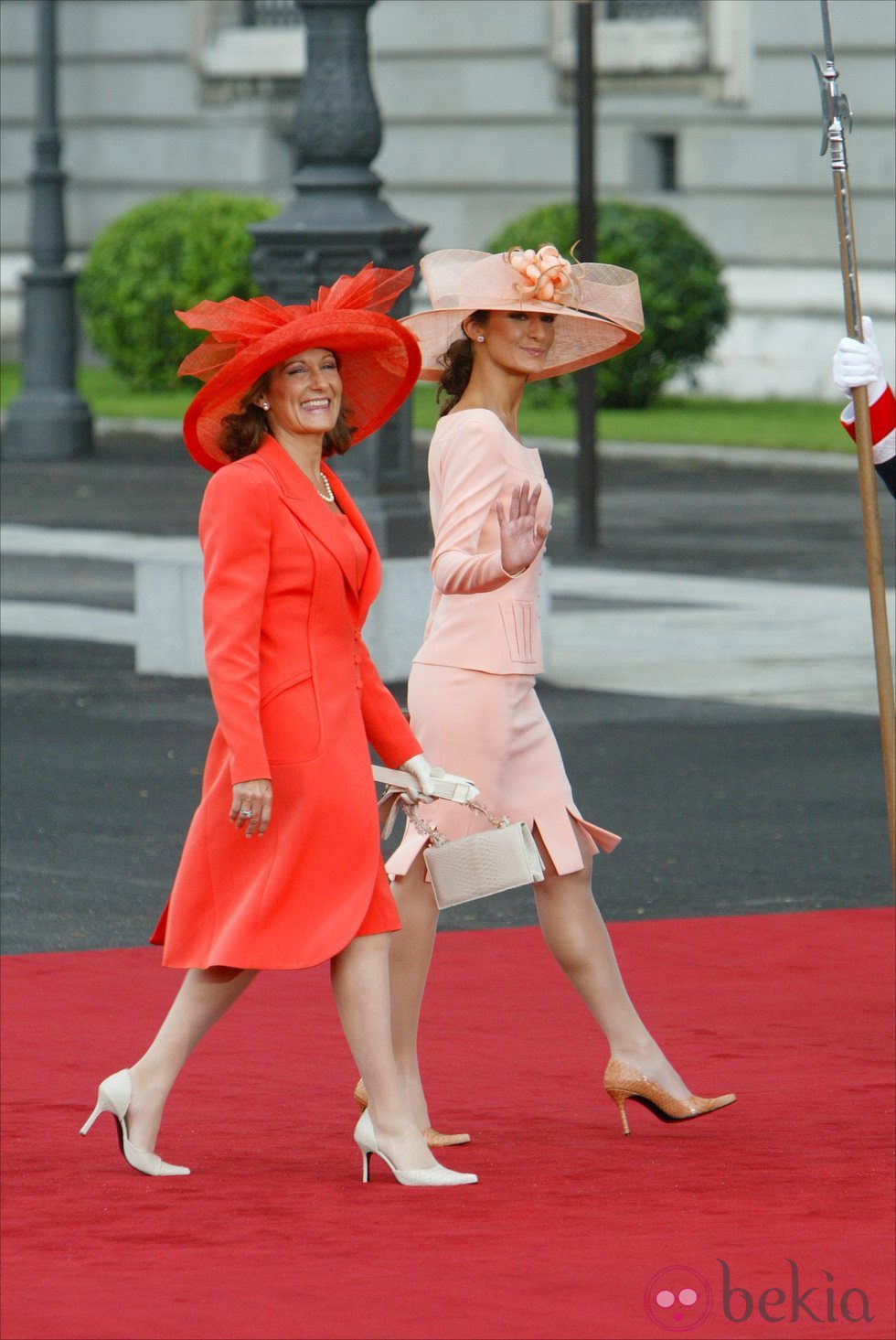 Paloma Rocasolano y Telma Ortiz vestidas de Felipe Varela en la boda de los Príncipes de Asturias