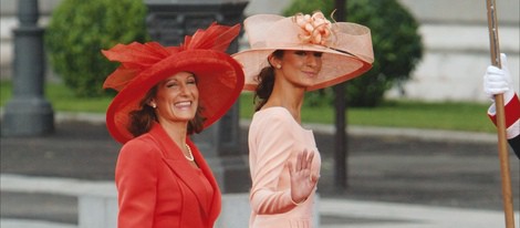 Paloma Rocasolano y Telma Ortiz vestidas de Felipe Varela en la boda de los Príncipes de Asturias