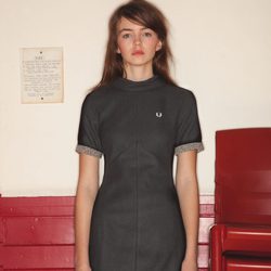 Vestido negro de la colección otoño/invierno 2013/2014 de Fred Perry