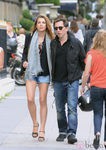 Carlota Casiraghi con shorts vaqueros y blazer negro