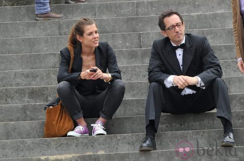 Carlota Casiragui con zapatillas, americana y pantalón