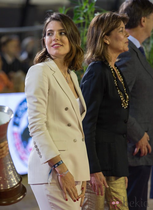 Carlota Casiraghi con traje de chaqueta premamá