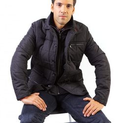 Chaquetón oscuro de la colección invierno 2014 de Paco Cecilio