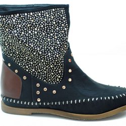 Botín negro con tachuelas de la colección otoño/invierno 2013/2014 de Xti