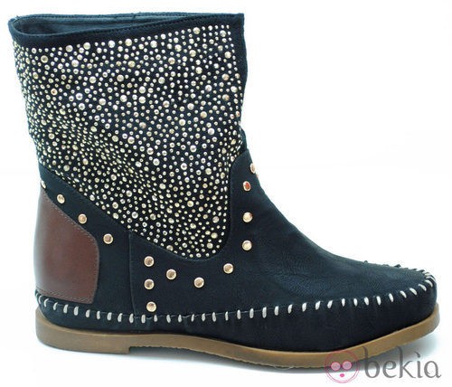 Botín negro con tachuelas de la colección otoño/invierno 2013/2014 de Xti