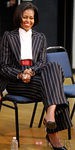 Michelle Obama con un traje de rayas y cinturón rojo
