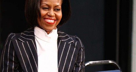 Michelle Obama con un traje de rayas y cinturón rojo