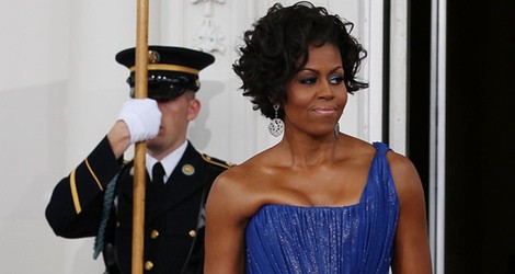 Michelle Obama con un vestido largo asimétrico de color azul