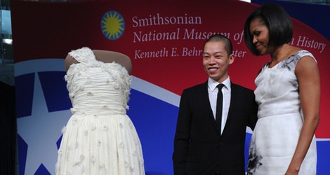 Michelle Obama y Jason Wu con el famoso vestido asimétrico