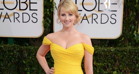 Melissa Rauch con un vestido de color amarillo en la alfombra roja de los Globos de Oro 2014