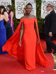 Lupita Nyong'o con un vestido de Ralph Lauren en la alfombra roja de los Globos de Oro 2014