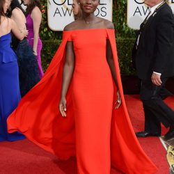 Lupita Nyong'o con un vestido de Ralph Lauren en la alfombra roja de los Globos de Oro 2014