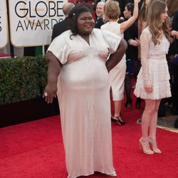 Gabourey Sidibe con un vestido de Michael Costello en la alfombra roja de los Globos de Oro 2014