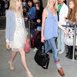 Cara Delevingne y su hermana Poppy en 2010