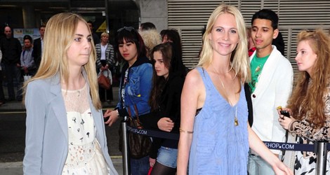 Cara Delevingne y su hermana Poppy en 2010