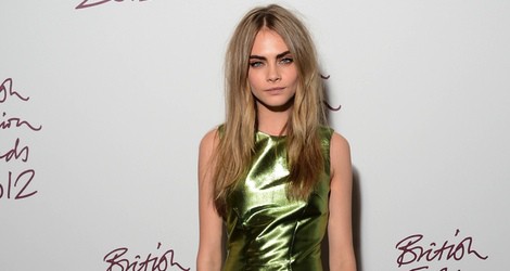 Cara Delevingne con un vestido de Burberry en los British Fashion Awards 2012