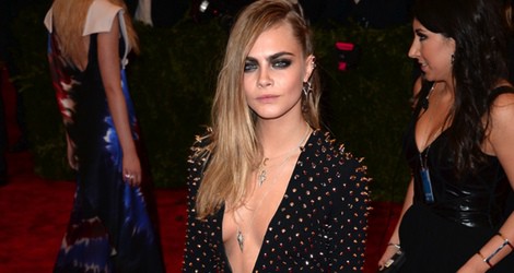 Cara Delevingne con un vestido negro en la gala del MET 2013