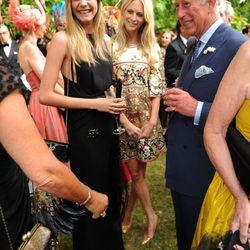 Cara Delevingne con su hermana y Carlos de Inglaterra