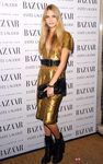 Cara Delevingne con un vestido dorado en una gala de Harpers Bazaar