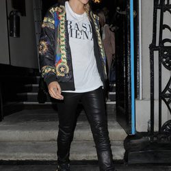 Cara Delevingne con un look casual e informal