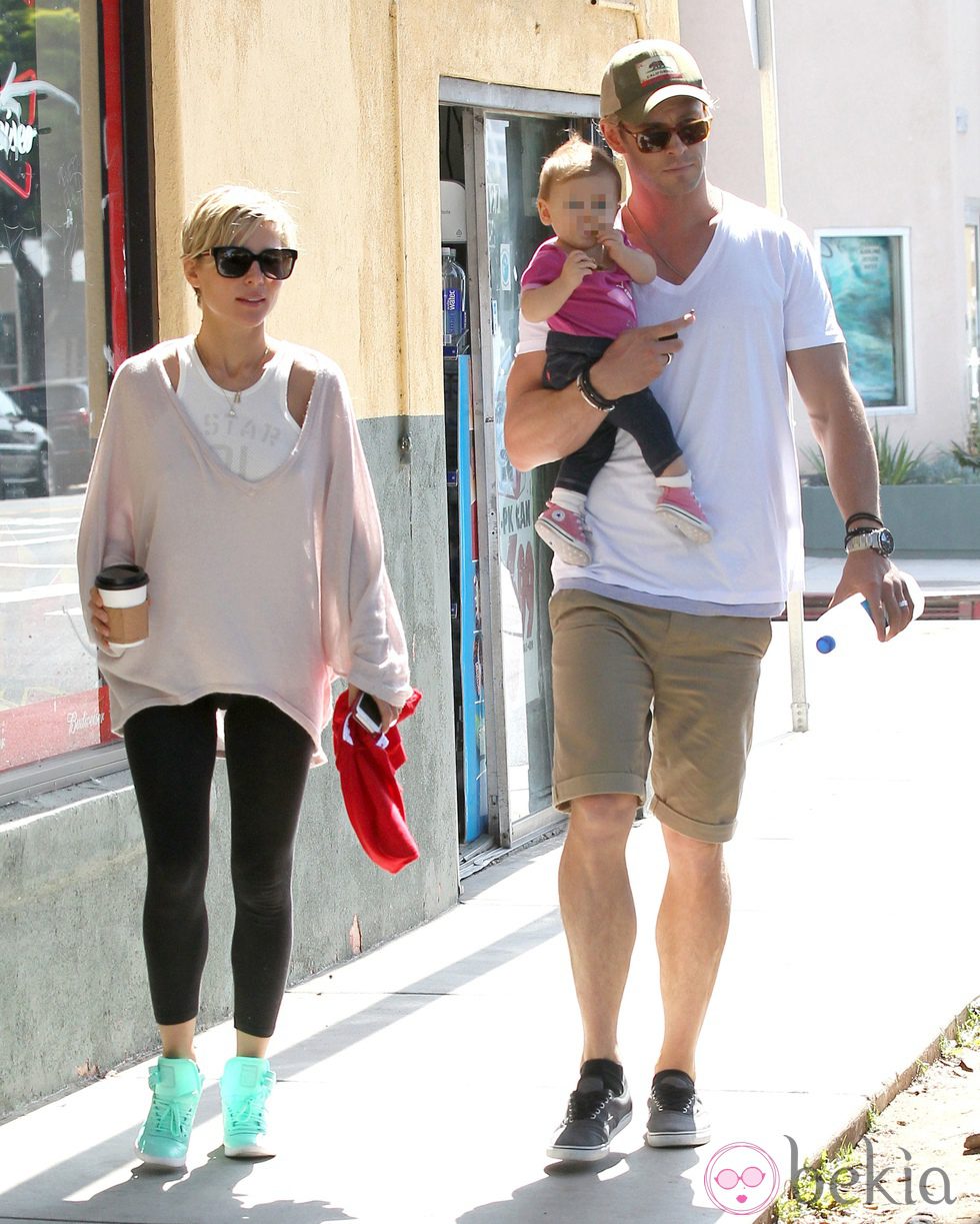 Elsa Pataky con un look casual haciendo recados con su familia