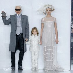 Cara Delevingne y Karl Lagerfeld en el desfile primavera/verano 2014 Chanel Alta Costura en la Semana de la Moda de París 