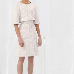 Cara Delevingne con un vestido de novia y zapatillas de deporte en el desfile primavera/verano 2014 de Chanel Alta Costura en la Semana de la Moda de París
