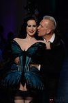 Dita Von Teese y Jean Paul Gaultier en el desfile primavera/verano 2014 Alta Costura en la Semana de la Moda de París