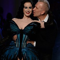 Dita Von Teese y Jean Paul Gaultier en el desfile primavera/verano 2014 Alta Costura en la Semana de la Moda de París
