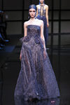 Vestido metalizado de la colección primavera/verano 2014 Alta Costura de Giorgio Armani Privé en la Semana de la Moda de París