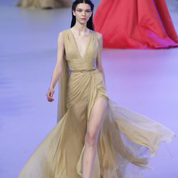Vestido taupé de la colección primavera/verano 2014 Alta Costura de Elie Saab en la Semana de la Moda de París