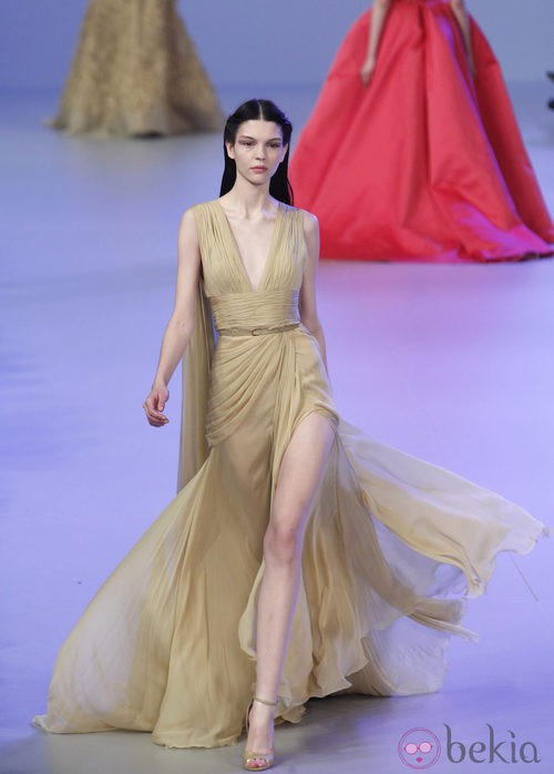 Vestido taupé de la colección primavera/verano 2014 Alta Costura de Elie Saab en la Semana de la Moda de París